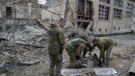 Soldados ucranianos trabajan en el sitio de un edificio daado despus de un ataque ruso con misiles en Kiev