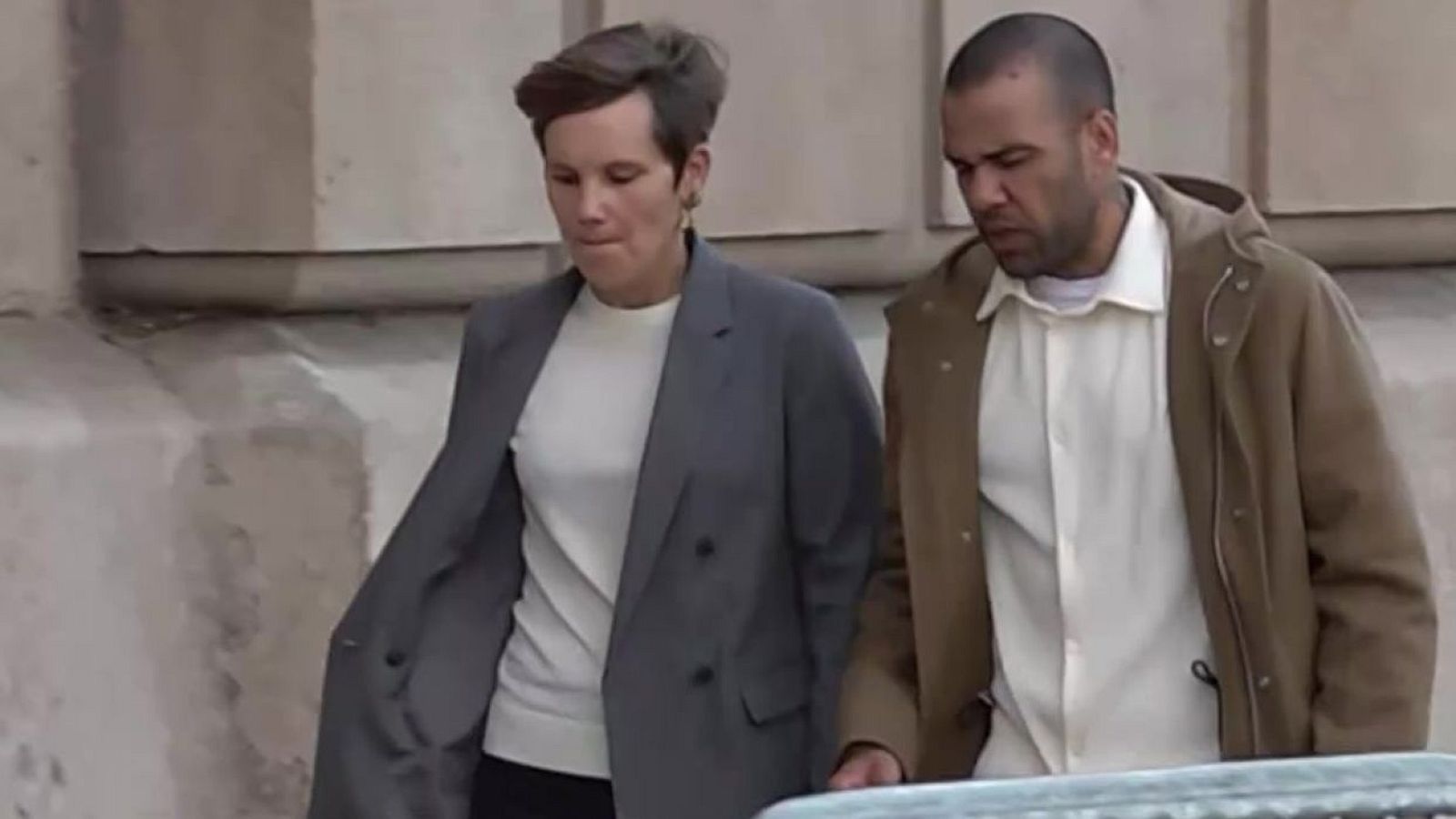 Alves llega a la Audiencia de Barcelona para cumplir con las medidas cautelares - Informativo 24h | Ver