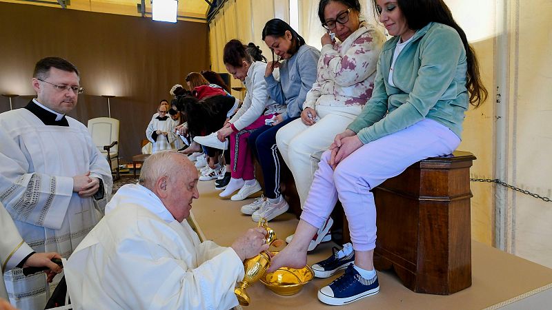 El papa Francisco lava los pies a 12 reclusas por la misa del Jueves Santo en una cárcel de Roma