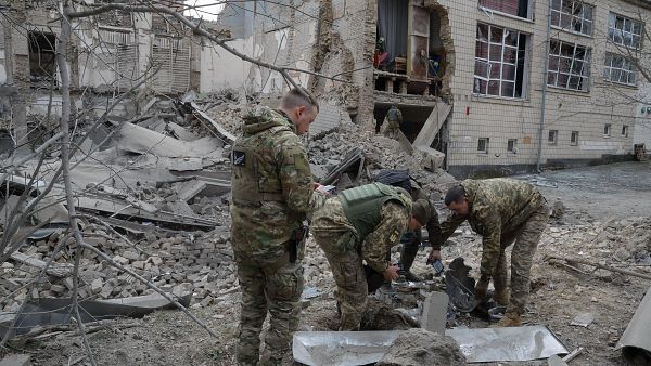 Soldados ucranianos trabajan en el sitio de un edificio daado despus de un ataque ruso con misiles en Kiev