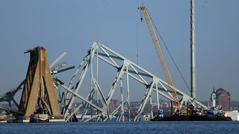 Comienzan a retirar toneladas de escombros del puente de Baltimore, una misión titánica que durará meses