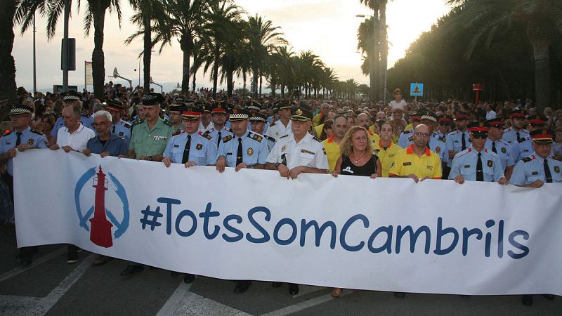 Miles de personas se manifiestan en Cambrils contra el terrorismo