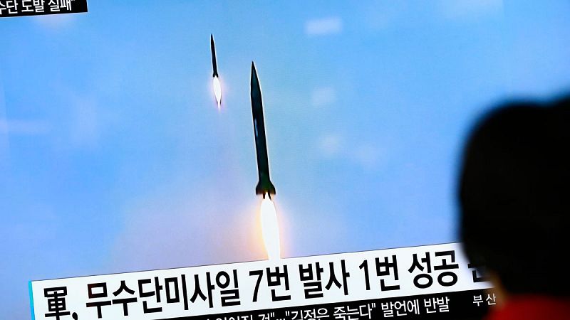Corea del Norte lanza al menos tres misiles balísticos al mar de Japón