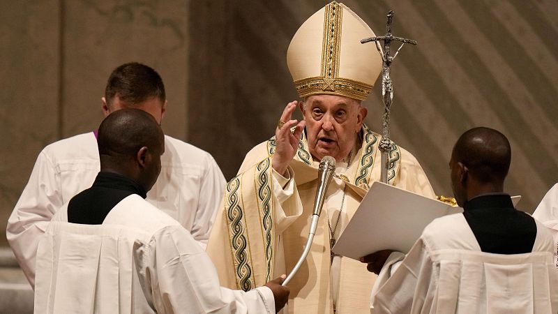 El papa Francisco preside la Vigilia Pascual y recuerda a "los pueblos destruidos por el mal y golpeados por la injusticia"