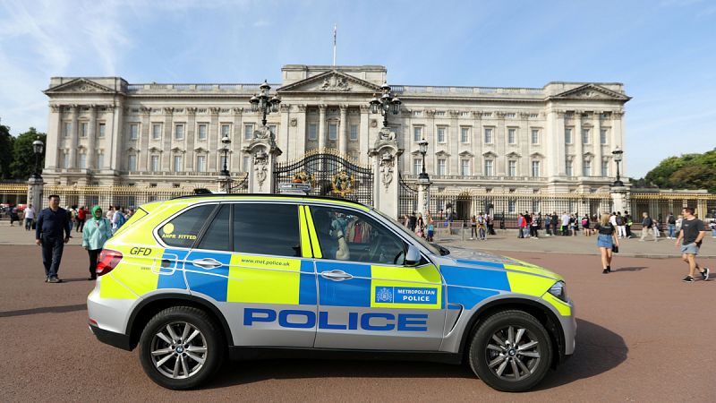 La Policía británica investiga por terrorismo a un hombre que atacó a dos agentes frente a Buckingham