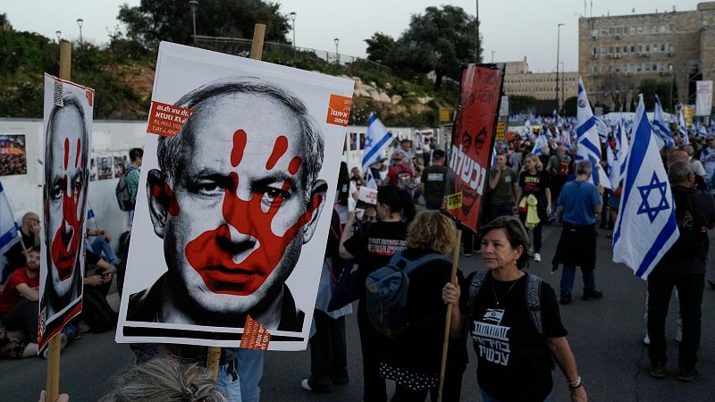 Netanyahu se somete a una operación de hernia mientras miles de personas protestan contra sus políticas en Jerusalén