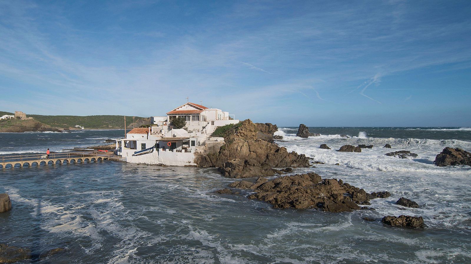 Un muerto y seis rescatados con hipotermia tras volcar una embarcacin en Menorca