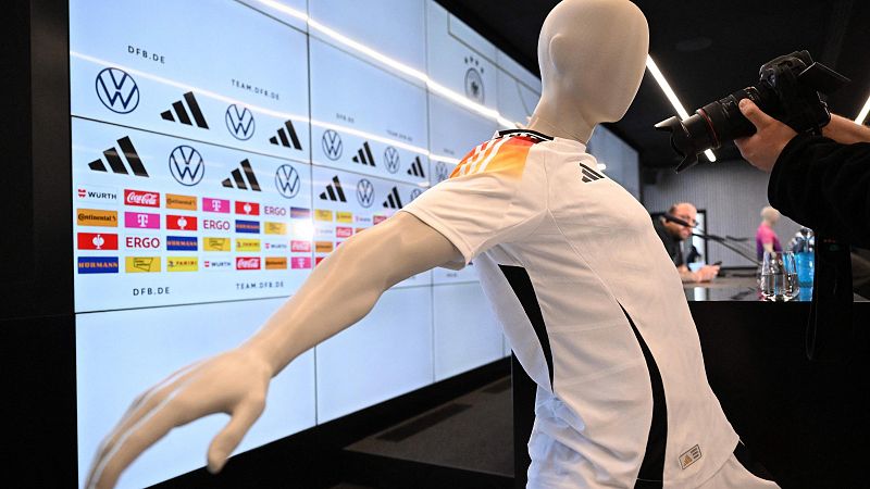 Adidas retira el dorsal 44 de la camiseta de Alemania por su parecido con el smbolo de las 'SS' nazis