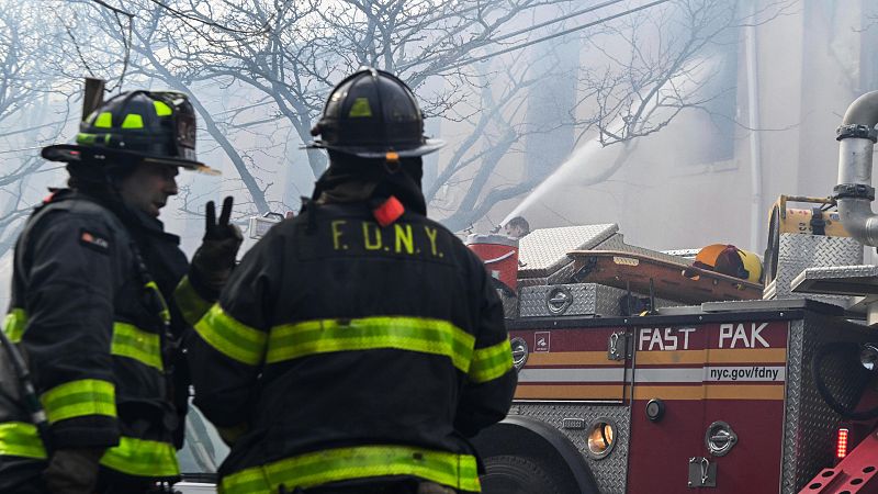 Al menos 29 personas muertas tras incendiarse un edificio en Estambul