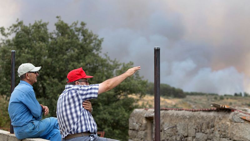 Evacúan el pueblo abulense de Hoyocasero por un incendio declarado en la Sierra de Gredos