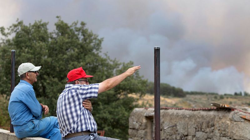 Evacúan el pueblo abulense de Hoyocasero por un incendio declarado en la Sierra de Gredos
