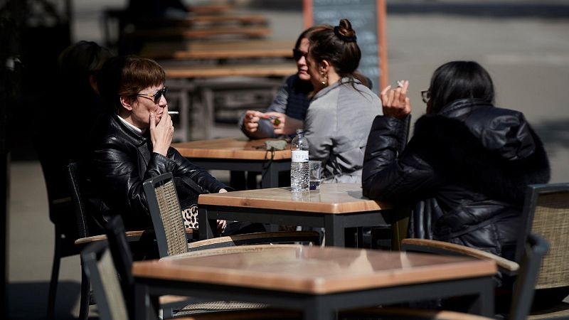 La hostelera mira con recelo la posible prohibicin de fumar en terrazas: "Notaramos una cada del 40% de clientes"