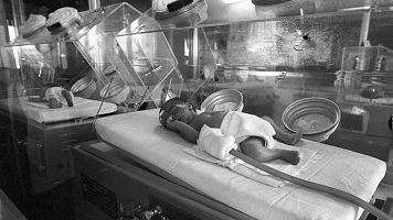 Dos recin nacidos se recuperan en las incubadoras de la unidad de prematuros de Hospital General de Madrid