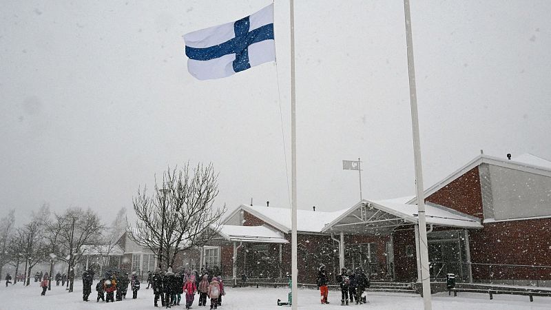 El insólito tiroteo en una escuela de Finlandia abre el debate sobre las armas y la salud mental de los niños