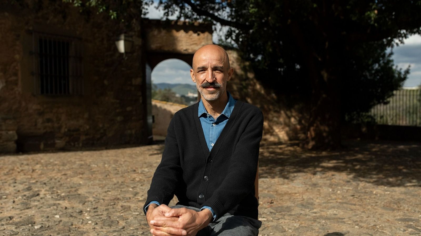 Jesús Carrasco publica 'Elogio de las manos' - Página Dos - Página Dos | Ver