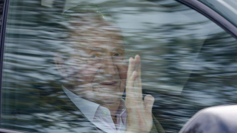 El rey Juan Carlos llega a Madrid para asistir a la boda del alcalde Martínez-Almeida
