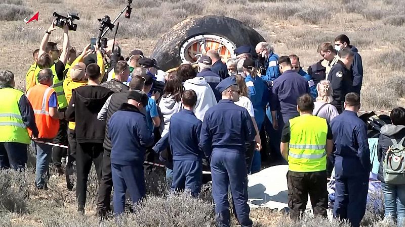 La nave rusa Soyuz MS-24 con tres tripulantes a bordo aterriza en la estepa de Kazajistán