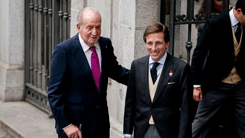 Juan Carlos I reaparece en Madrid en la boda de Almeida con Teresa Urquijo