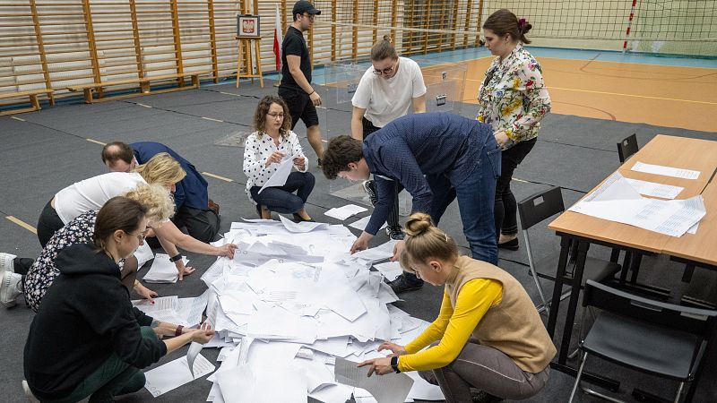 Los conservadores ganan la primera ronda de las municipales en Polonia por un estrecho margen, según los sondeos
