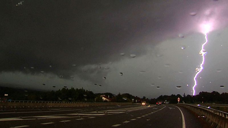 Las fuertes tormentas provocan inundaciones, cortes de carreteras y desvío de vuelos en España