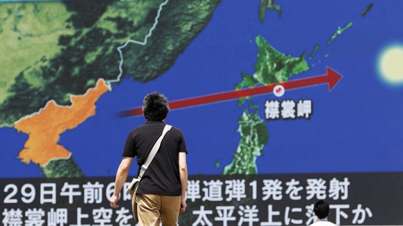 Corea del Norte lanza un misil que sobrevuela Japón y cae en el Pacífico