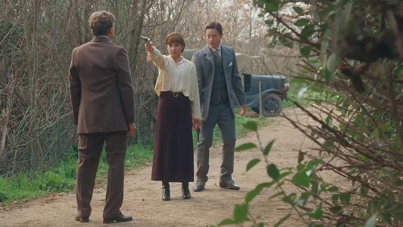 Catalina empuña un arma para salvar a Pelayo: "Si piensa que es un farol, póngame a prueba"