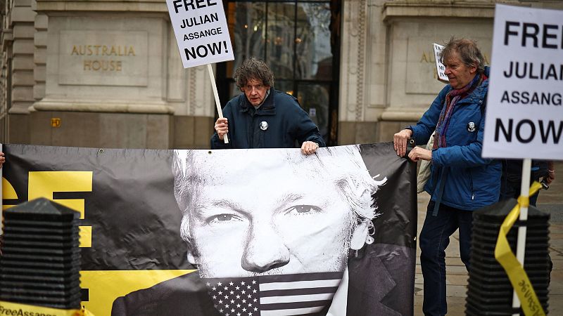 Biden abre la puerta por primera vez a retirar los cargos contra Assange: "Lo estamos considerando"
