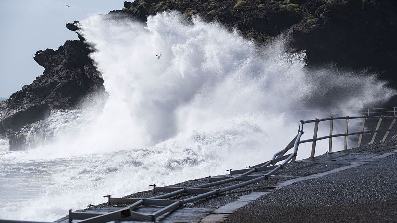 Un turista checo muere tras caer al mar mientras haca fotos al fuerte oleaje en Tenerife