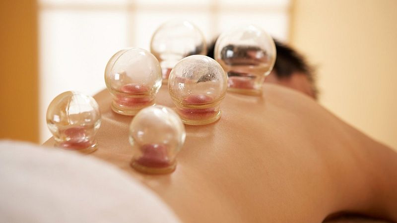 El Gobierno publica nuevos informes para combatir las pseudoterapias: del 'cupping' al taichí