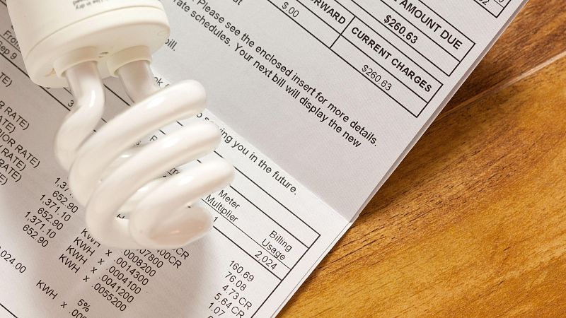 El precio de la luz continúa la tendencia de precios bajos y sumará cuatro horas negativas este viernes