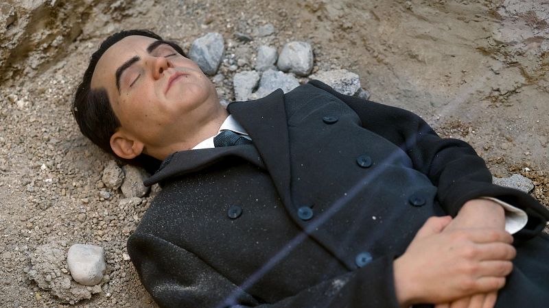 Una estatua hiperrealista de Lorca enterrado bajo una fosa de cristal reivindica la memoria en Madrid