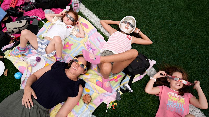 Eclipses de Sol, derechos para los migrantes, más apoyo a las ONG y otras buenas noticias de la semana