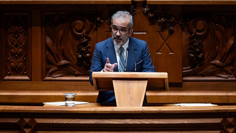 El Gobierno del nuevo primer ministro de Portugal esquiva dos mociones contra su primer programa legislativo