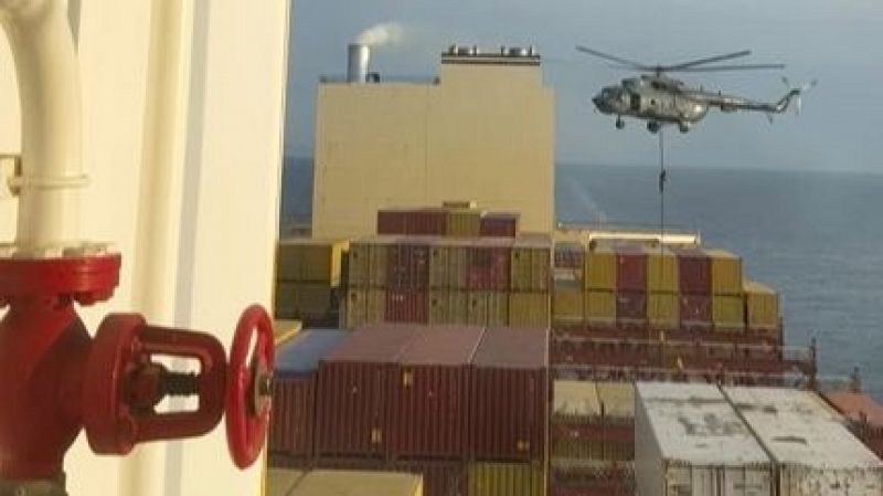 Irán captura un buque "vinculado" con Israel, que refuerza su seguridad ante la amenaza de un ataque