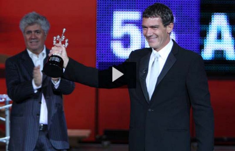 Antonio Banderas recibe el premio Donostia de AlmodAntonio Banderas recibe el premio Donostia de Almodóvar y se lo dedica a Bardem