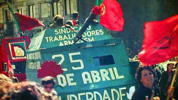 El 25 de abril de 1974, miles de personas salieron a las calles en Portugal, para celebrar el fin de la dictadura