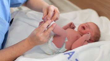 Un sanitario realiza la prueba del taln a un beb