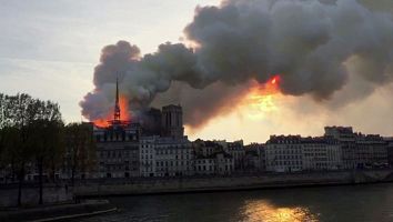 Llamas y humo en Notre Dame
