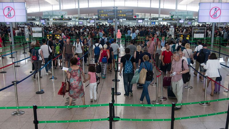 El laudo de El Prat decreta una subida de 200 euros al mes en 12 pagas y anula las sanciones de la empresa