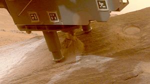El rover Perseverance recolectando una muestra de una roca en Marte
