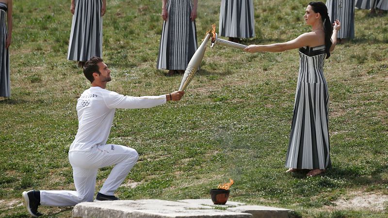 La llama olímpica pone rumbo a París 2024