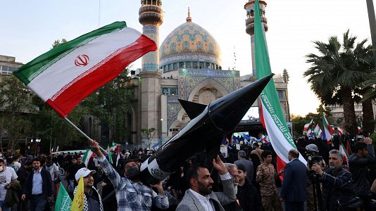 Iranes portan un modelo de misil durante una celebracin tras el ataque del IRGC a Israel, en Tehern. (REUTERS)