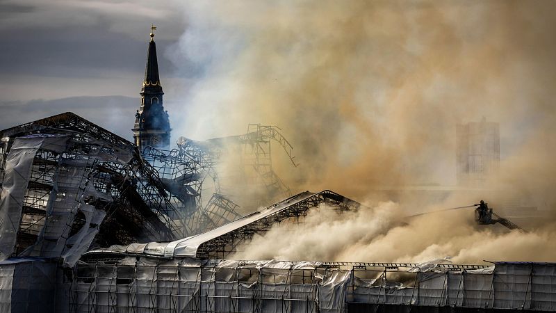Arde el histórico edificio de la bolsa de Copenhague: un fuego provoca la caída de la aguja de su torre
