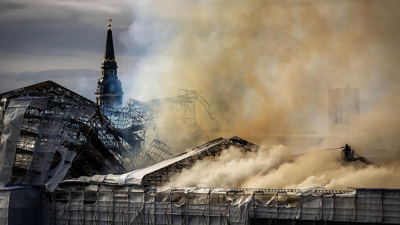 Arde el histórico edificio de la bolsa de Copenhague: un fuego provoca la caída de la aguja de su torre