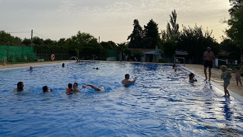 Cataluña fija un tope en el consumo de agua para el turismo y flexibiliza el llenado de piscinas