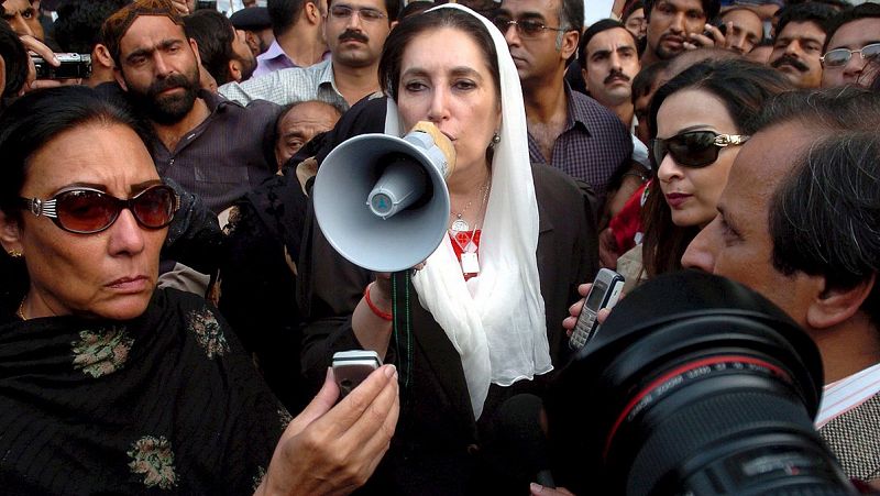 Absuelven a los acusados de matar a Benazir Bhutto y declaran prófugo al exdictador Musharraf