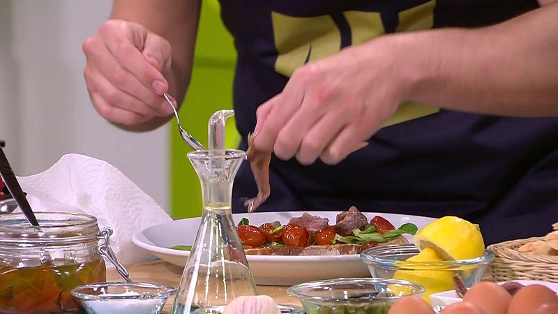 Torrada amb tomàquets confitats i anxoves: una recepta fàcil de preparar