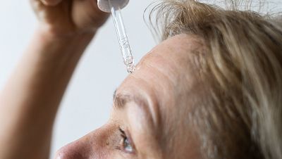 Retinol: una mujer se aplica un srum para la piel, uno de los ingredientes ms conocidos es el retinol o vitamina A