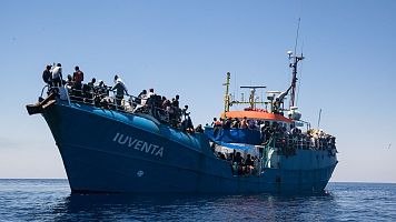 Lanchas de una ONG ayudan a salvar a personas migrantes de un bote hundido