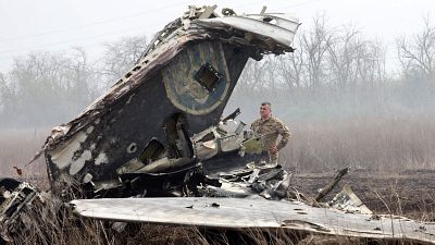 El teniente coronel ucraniano Serhiy Verbytsky, examina los restos de su avin SU-24M
